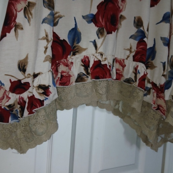 Sleeveless Floral Tunic Top Lace Trim Ruffled Relaxed Fit Cream/Multicolor W 3X - Picture 2 of 5